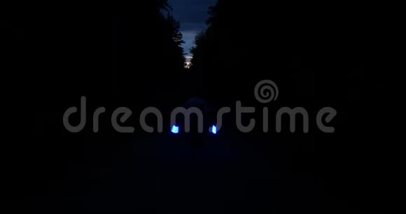 穿白裙的人走在森林的路上在晚上旋转坡视频的预览图
