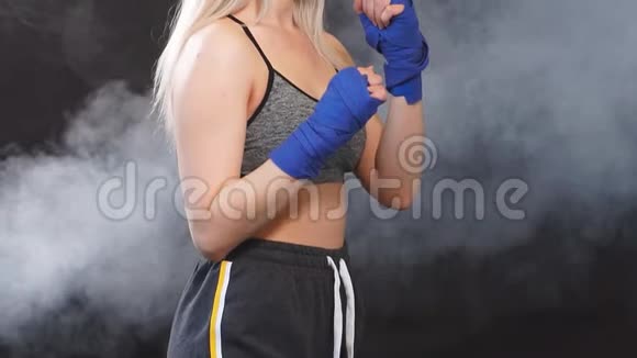 一位漂亮的金发女运动员在防守姿势的跆拳道绷带中视频的预览图