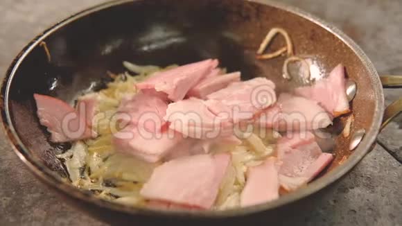 食物烹饪厨师炒火腿培根洋葱视频的预览图