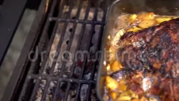 4K厨师在烧烤架上煮烤猪肉熟食烧烤烧烤视频的预览图