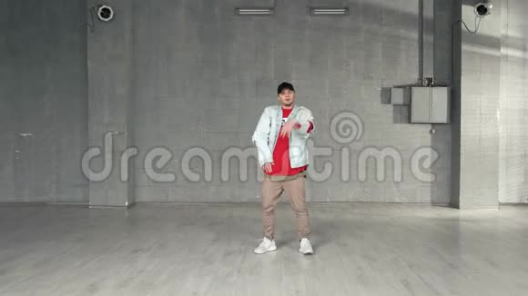 年轻的熟练男子跳舞嘻哈视频的预览图
