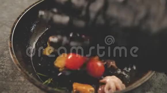 海鲜饭煮西红柿贻贝章鱼锅视频的预览图
