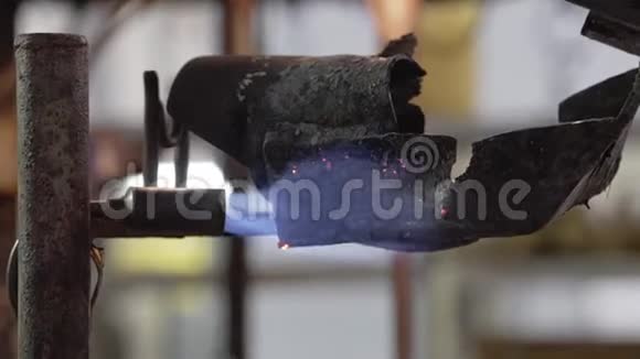 燃气燃烧器特写燃烧器挂在挂钩上瞄准一个特殊的金属部分金属很热视频的预览图