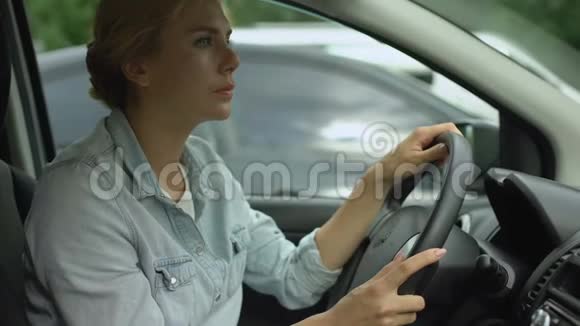金发女性坐在车里感到强烈的头痛吃药视频的预览图