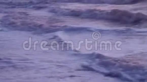 波浪泡沫气泡海浪湿沙橙色视频的预览图