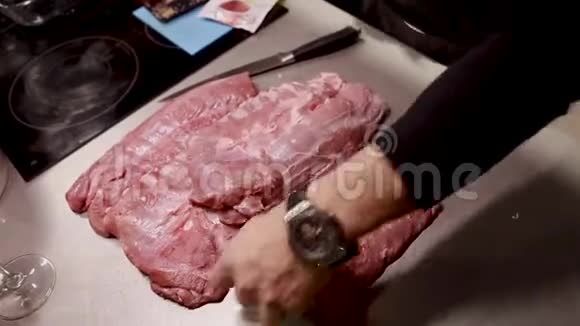 厨师解释如何切肉肋眼牛排鱼片生肉切割食品大师班视频的预览图