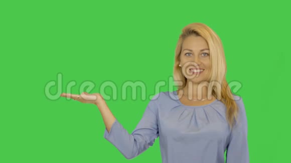 年轻的女人把手放在右边的手掌上微笑着看着女性握着的手在张开的手掌上显示着什么视频的预览图