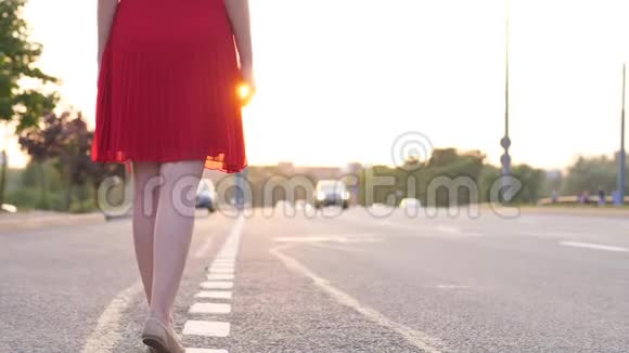 女人的身影在路边等车视频的预览图