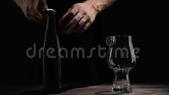 男人把啤酒倒进桌子上的玻璃杯里视频的预览图
