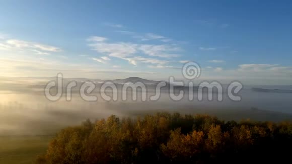 时间流逝鸟瞰秋天的树木雾蒙蒙日出时有山捷克的风景视频的预览图