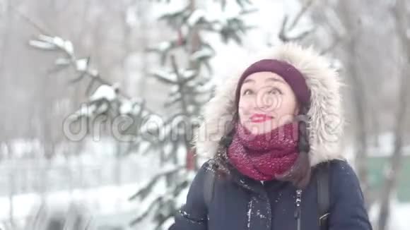 美丽的年轻女孩积极地表达了喜悦嘲笑和喜悦的降雪视频的预览图
