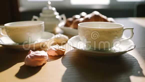 茶被倒进杯子里美丽的大气蒸汽星期天早上牛角面包和甜点录像片段视频的预览图