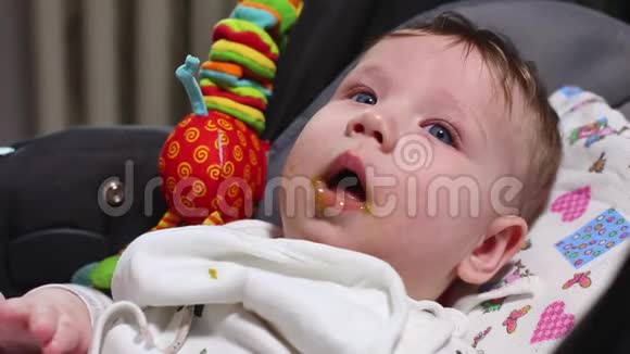 概念宝宝喂养幼儿保育首餐母亲用勺子给孩子第一顿饭勺子放在孩子的头上视频的预览图