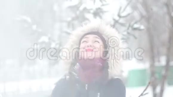 美丽的年轻女孩积极地表达了喜悦嘲笑和喜悦的降雪视频的预览图