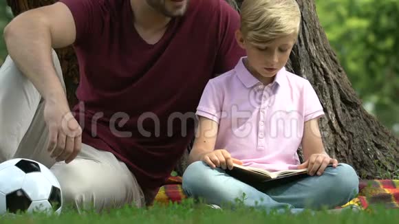 爸爸和孩子在看书爸爸给儿子讲解难题教育视频的预览图