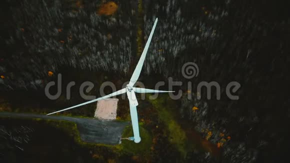 俯视无人机在绿色森林中的大型工作风车周围闲逛替代可再生能源的概念视频的预览图