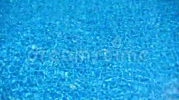 酒店游泳池的蓝色清水俯视图水面反射的太阳光束漂亮的背景视频的预览图