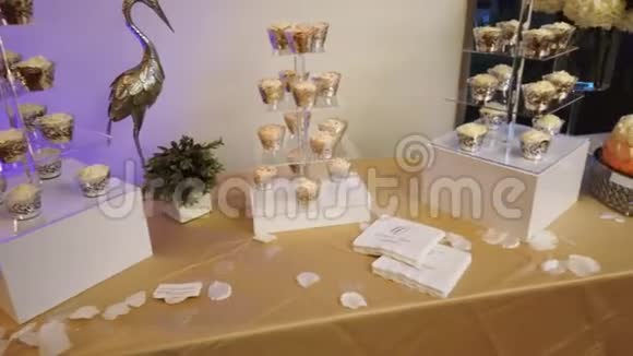 米色桌布上的婚礼甜点婚礼甜点4k视频的预览图