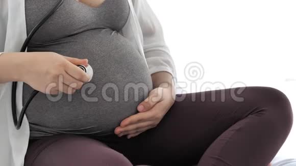 孕妇在家用听诊器检查腹部健康与医疗理念新生儿和婴儿主题视频的预览图