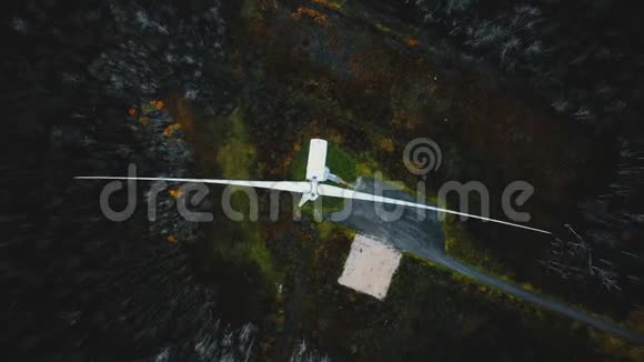 顶景无人机在绿色森林中直接旋转在工作风车涡轮上方未来生态友好能源的概念视频的预览图