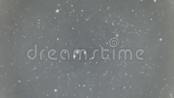 落在灰色天空上的雪花视频的预览图
