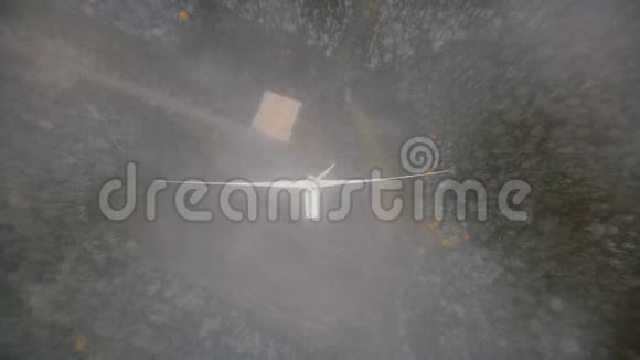 静态俯视图无人机拍摄工作风车涡轮在绿色森林覆盖云雾替代能源概念视频的预览图
