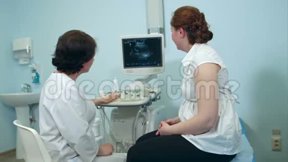 女医生向临床女病人展示超声结果视频的预览图