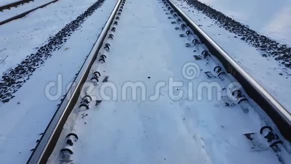 雪中的铁轨视频的预览图