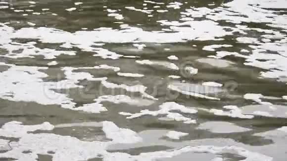 流动肮脏的城市河流棕色洪水视频的预览图