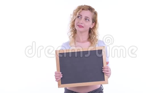 快乐的金发美女举着黑板思考视频的预览图