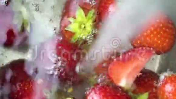 在水中洗净美丽的成熟草莓草莓洗净新鲜试验浆果真实运动视频的预览图