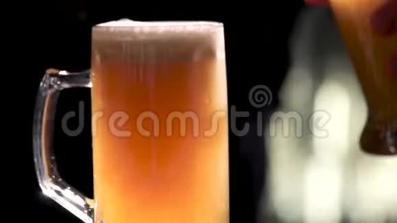 在浓啤酒里倒果汁视频的预览图