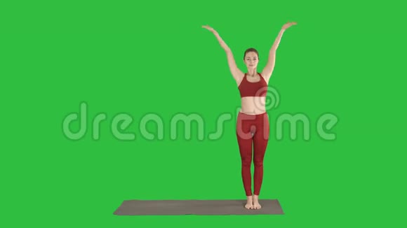 女人练习瑜伽站在伸展的角度练习Uttitaparsvakonasana在绿色屏幕上的姿势Chroma视频的预览图