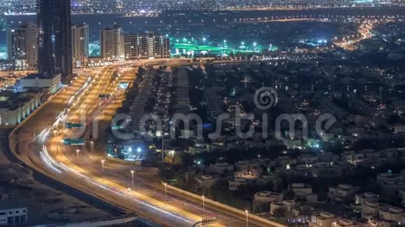 阿拉伯联合酋长国迪拜城市夜景公寓和别墅鸟瞰图视频的预览图