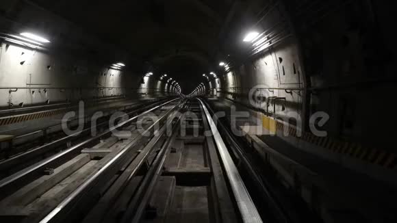 意大利都灵市在地铁隧道里乘坐POV火车视频的预览图
