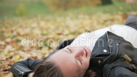 秋天公园野餐的年轻女子视频的预览图