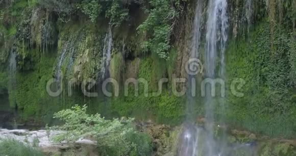 Kursunlu瀑布的景观瀑布下生长着许多植物视频的预览图