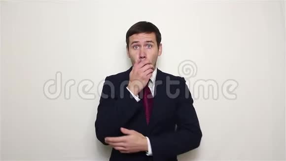 年轻英俊的商人咳嗽用手捂住嘴视频的预览图
