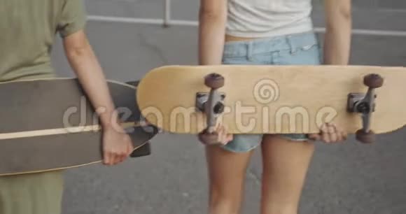 两个滑板女孩一起笑视频的预览图