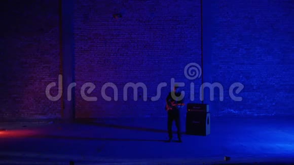 深蓝色车库4K总平面图一名男子在扬声器系统旁边弹吉他视频的预览图