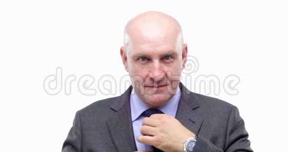 职业成年白种人秃顶商业经理男子肖像调整领带和表达严肃快乐的表达视频的预览图