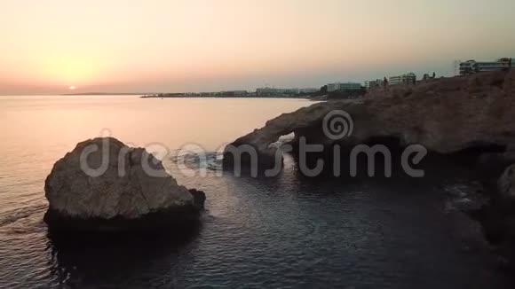 塞浦路斯阿伊亚纳帕爱情桥鸟瞰图自然桥美丽的日落视频的预览图