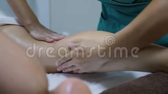 按摩时女性腿部放松的特写视频的预览图