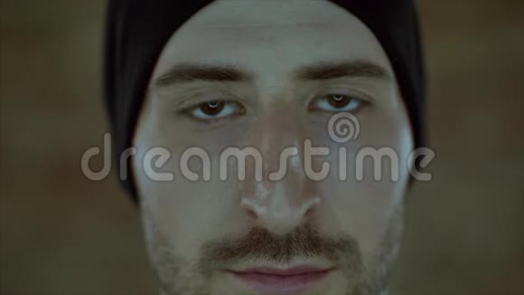4K戴帽子留着三天胡子的人的肖像在照相机里闪烁视频的预览图