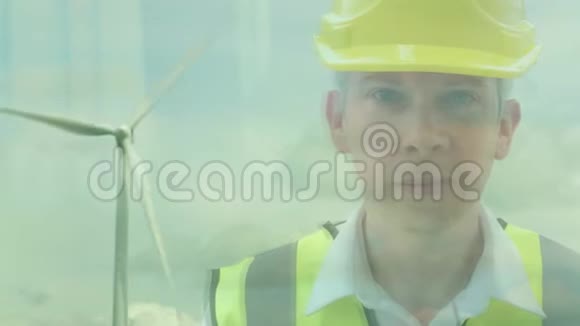 一个能源工人在风力涡轮机前的反射视频的预览图