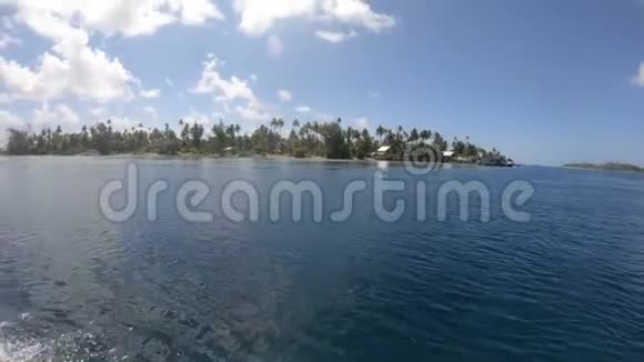 船上的录像岛上环绕着海蓝色的海视频的预览图