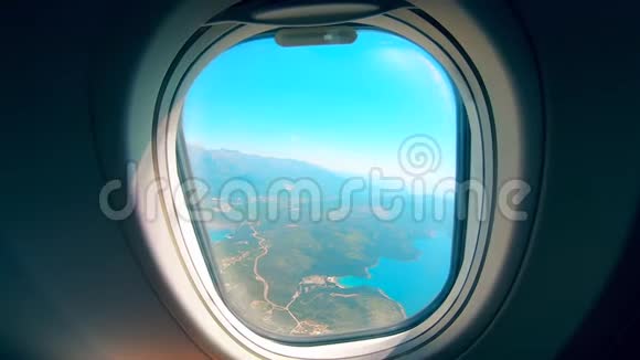 飞机与海洋和陆地一起舷窗视频的预览图