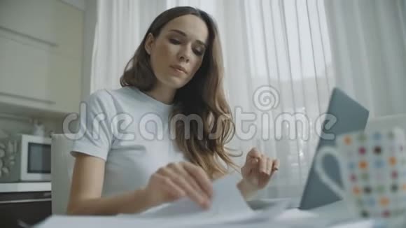 体贴的女人在家拿文件担心的商界女性视频的预览图