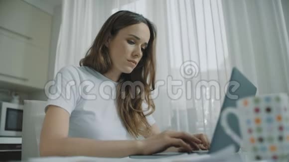 在家庭工作场所关闭手提电脑令女人心烦意乱疲惫的女人有问题视频的预览图