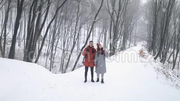 森林中的一对夫妇享受着降雪视频的预览图